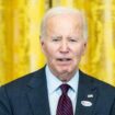 US-Präsident Joe Biden hält eine Rede und hebt den Finger hoch