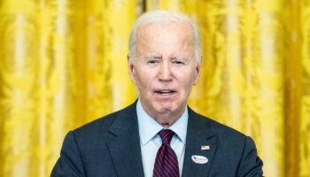 US-Präsident Joe Biden hält eine Rede und hebt den Finger hoch