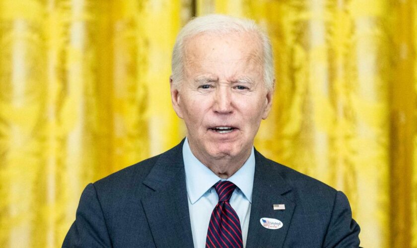 US-Präsident Joe Biden hält eine Rede und hebt den Finger hoch