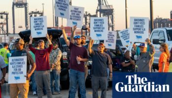 US dock workers agree deal with port operators to end strike