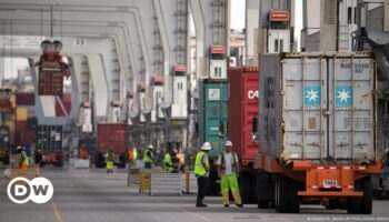 US dockworkers' strike paralyzes shipping, threatens economy