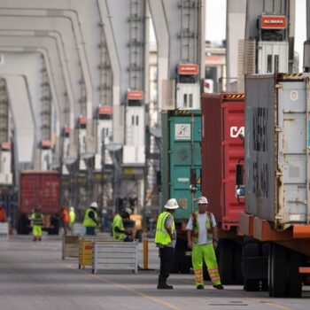 US dockworkers' strike paralyzes shipping, threatens economy