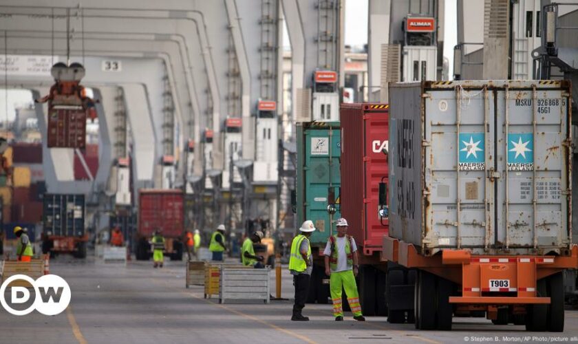 US dockworkers' strike paralyzes shipping, threatens economy