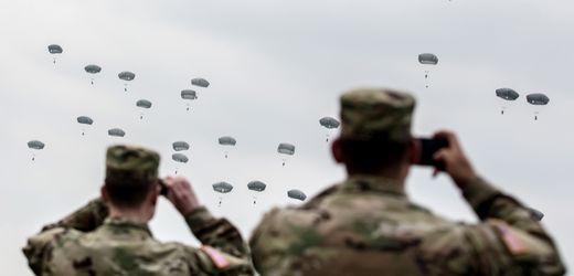 USA: US-Soldaten üben Kampf gegen China – Fallschirmspringer durch Sturz schwer verletzt