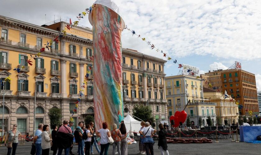 Un phallus de 12 mètres aux couleurs de la Commedia dell’Arte fait débat à Naples