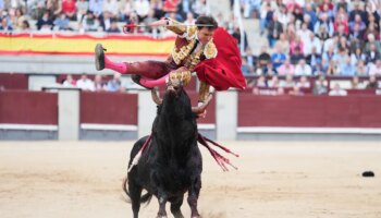 Una dramática cogida de Roca Rey desata la guerra civil en Las Ventas