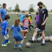 Una madre, rota por la situación de su hija de 6 años: el equipo de fútbol masculino en el que juega la discrimina