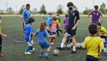 Una madre, rota por la situación de su hija de 6 años: el equipo de fútbol masculino en el que juega la discrimina