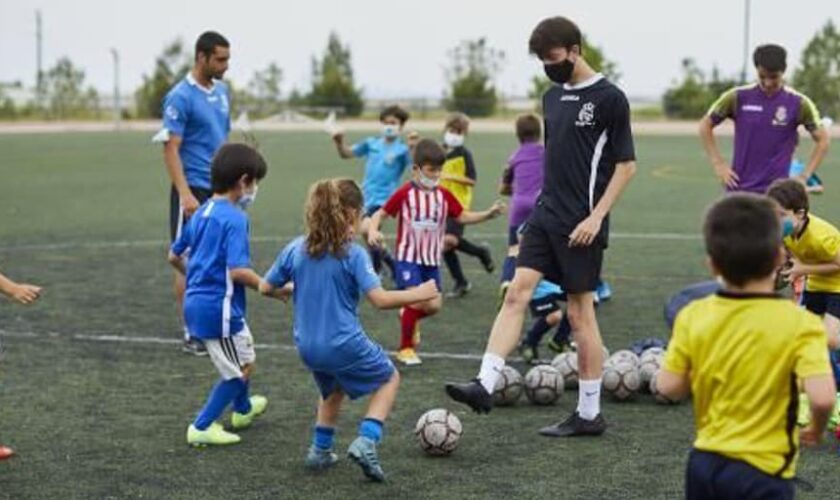 Una madre, rota por la situación de su hija de 6 años: el equipo de fútbol masculino en el que juega la discrimina