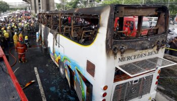 Una veintena de estudiantes muertos al incendiarse un autobús escolar en Bangkok