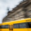 Die Straßenbahn schob das Auto nach dem Zusammenstoß einige Meter vor sich her. (Symbolbild) Foto: Robert Michael/dpa