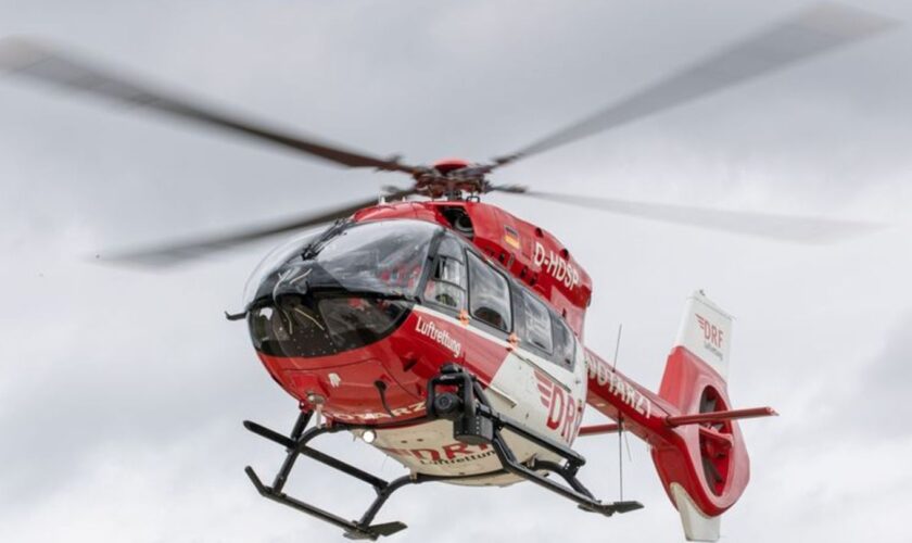 Ein Rettungshubschrauber war im Einsatz. (Symbolbild) Foto: Daniel Karmann/dpa