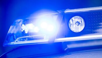 Betrunken und ohne Führerschein hat ein 35-Jähriger auf der Autobahn einen Unfall und Stau im Berufsverkehr verursacht (Symbolbi