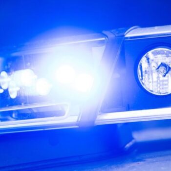 Betrunken und ohne Führerschein hat ein 35-Jähriger auf der Autobahn einen Unfall und Stau im Berufsverkehr verursacht (Symbolbi