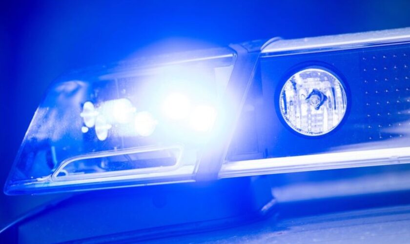 Betrunken und ohne Führerschein hat ein 35-Jähriger auf der Autobahn einen Unfall und Stau im Berufsverkehr verursacht (Symbolbi