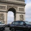 In Paris müssen Fahrer schwerer Autos nun deutlich mehr bezahlen. (Archivbild) Foto: Michel Euler/AP/dpa