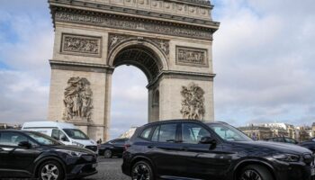 In Paris müssen Fahrer schwerer Autos nun deutlich mehr bezahlen. (Archivbild) Foto: Michel Euler/AP/dpa