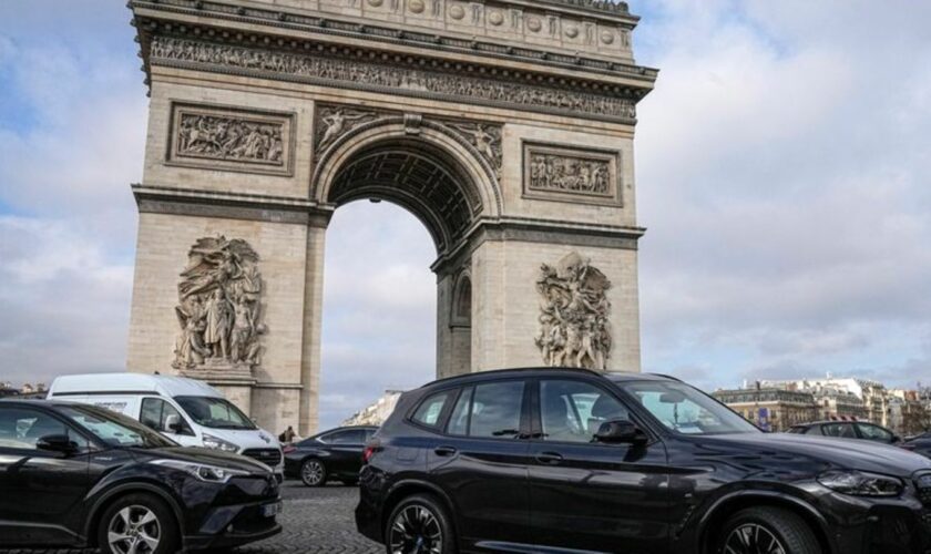 In Paris müssen Fahrer schwerer Autos nun deutlich mehr bezahlen. (Archivbild) Foto: Michel Euler/AP/dpa