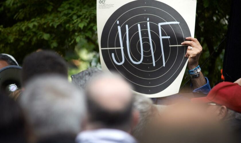 «Vous vous sentez tout seul ; vous êtes obligé de raser les murs» : depuis le 7 octobre, cet antisémitisme décomplexé qui outrage la France