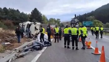 Vuelca un tráiler en Somosierra, el camionero escapa y descubren 20 kilos de cocaína entre la carga