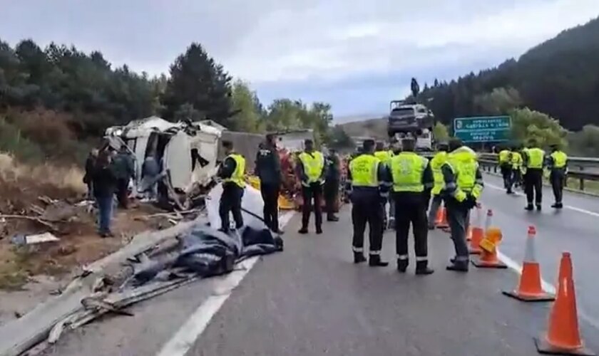 Vuelca un tráiler en Somosierra, el camionero escapa y descubren 20 kilos de cocaína entre la carga