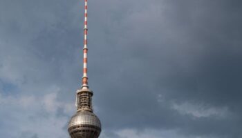 Wechselnde Bewölkung und vereinzelt Regen werden in Berlin und Brandenburg erwartet. (Symbolbild) Foto: Fabian Sommer/dpa