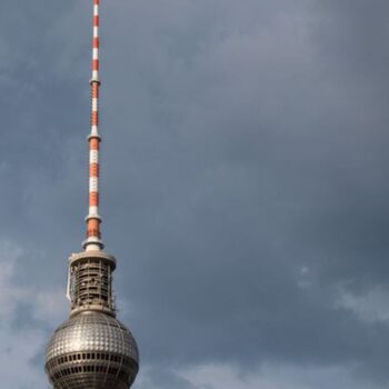 Wechselnde Bewölkung und vereinzelt Regen werden in Berlin und Brandenburg erwartet. (Symbolbild) Foto: Fabian Sommer/dpa