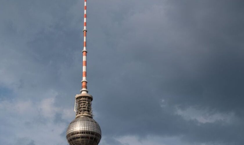 Wechselnde Bewölkung und vereinzelt Regen werden in Berlin und Brandenburg erwartet. (Symbolbild) Foto: Fabian Sommer/dpa