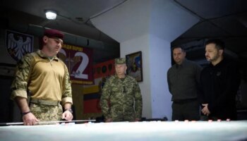 Zelenski visita en Sumi a los soldados que combaten en la región rusa de Kursk