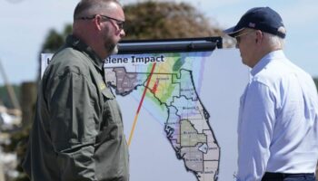 Biden macht sich in Florida ein Bild von der Lage. Foto: Susan Walsh/AP/dpa