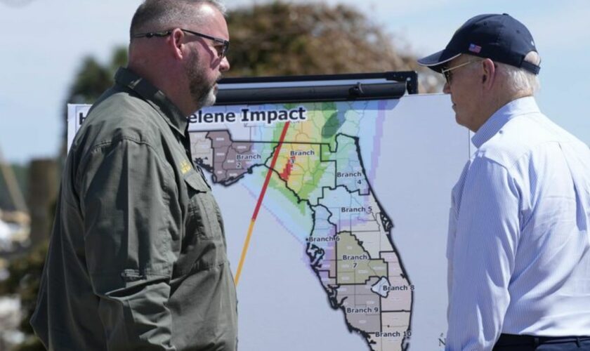 Biden macht sich in Florida ein Bild von der Lage. Foto: Susan Walsh/AP/dpa