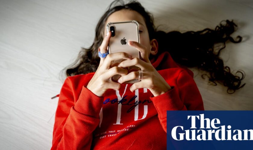 ‘Fear of missing out’ keeping girls and young women online despite sexism