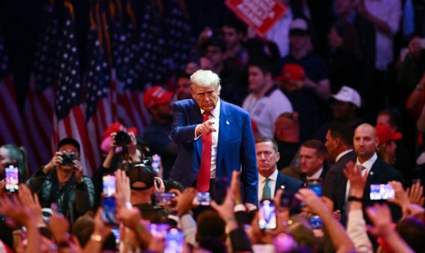 L'ancien président américain Donald Trump quitte un meeting de campagne au Madison Square Garden à New York, le 27 octobre 2024