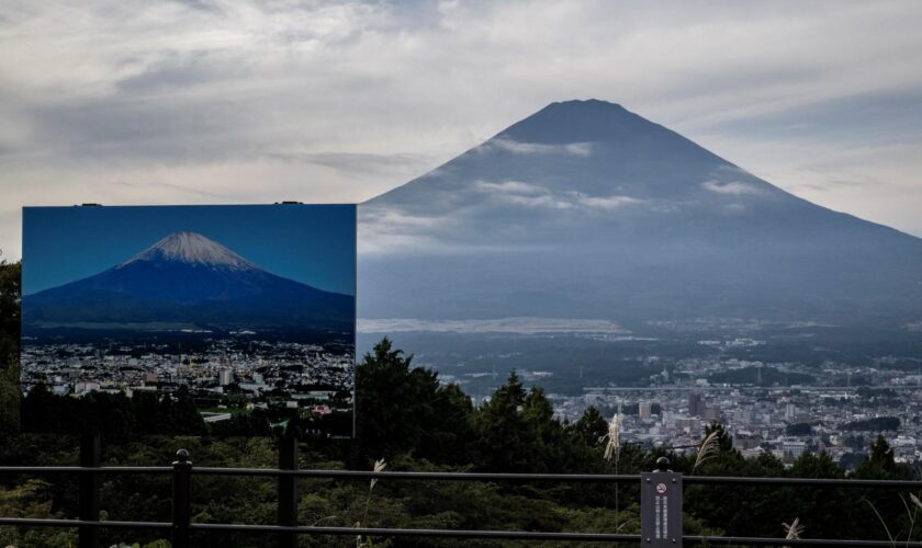 Le mont Fuji sans neige le 1er novembre, une première depuis le début des relevés il y a 130 ans