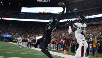 Garrett Wilson gives Jets fan big treat on Halloween with one-handed touchdown grab in win over Texans