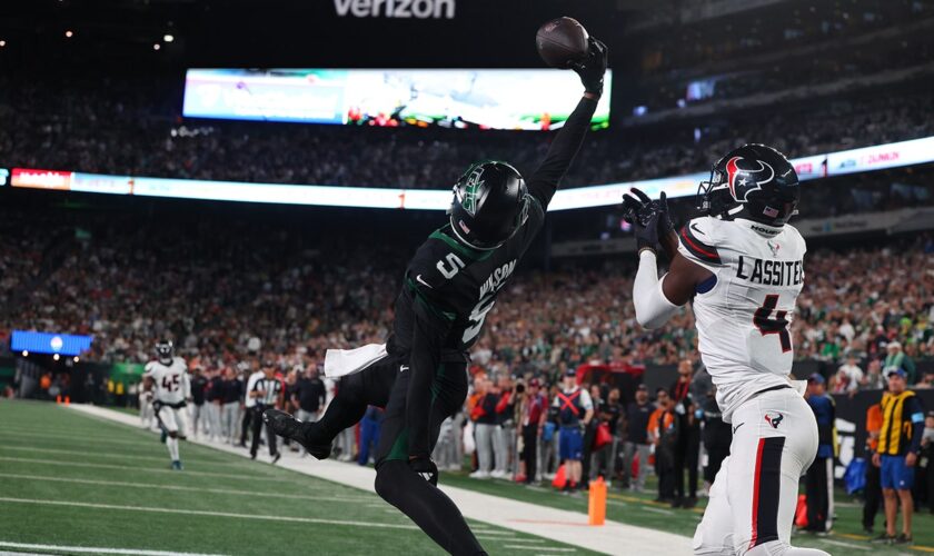 Garrett Wilson gives Jets fan big treat on Halloween with one-handed touchdown grab in win over Texans