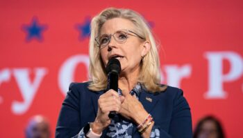 Donald Trump suggère de pointer une arme sur Liz Cheney, la républicaine pro-Harris lui répond