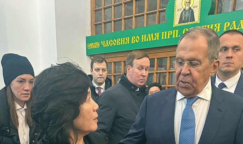 Sur cette photo publiée sur le compte Telegram de Maria Zakharova, porte-parole du ministère russe des Affaires étrangères, le 1er novembre 2024, le ministre russe des Affaires étrangères, Sergueï Lavrov, et le ministre nord-coréen des Affaires étrangères, Choe Son Hui, assistent à une cérémonie d'inauguration d'une plaque commémorative dédiée à la visite de Kim Il Sung en URSS en 1949, à la gare Yaroslavsky de Moscou.