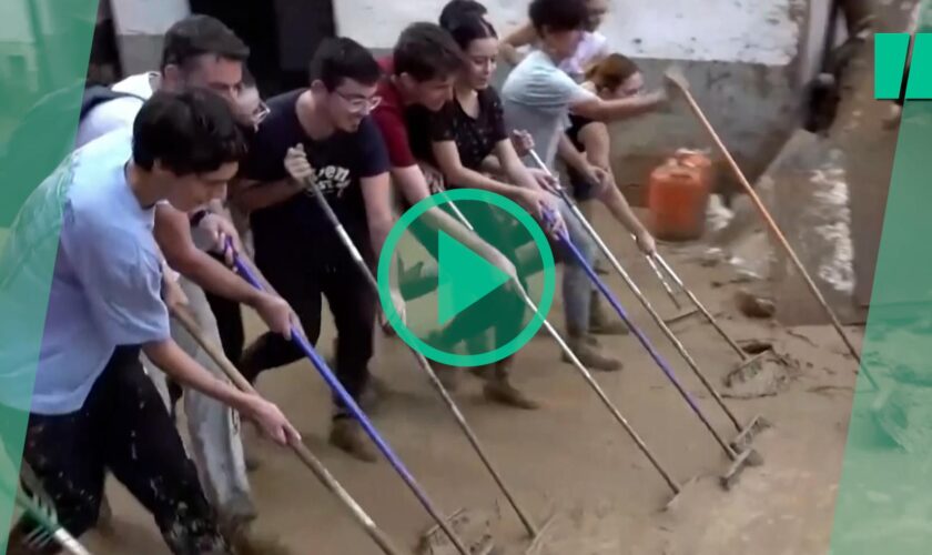 Inondations en Espagne : des milliers de volontaires de la région de Valence viennent aider spontanément