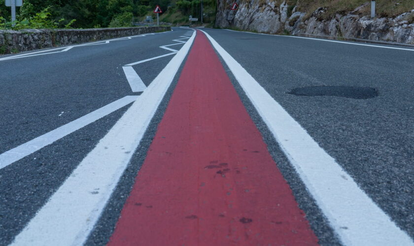 La grande ligne rouge est arrivée en France – attention à l'amende si vous ne connaissez pas sa signification