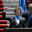 Le nouveau président argentin Javier Milei fait un geste vers ses partisans alors qu'il prononce son discours d'investiture devant la foule, lors d'une cérémonie d'investiture au Congrès à Buenos Aires, le 10 décembre 2023.