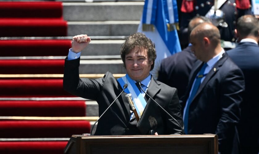 Le nouveau président argentin Javier Milei fait un geste vers ses partisans alors qu'il prononce son discours d'investiture devant la foule, lors d'une cérémonie d'investiture au Congrès à Buenos Aires, le 10 décembre 2023.