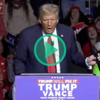 Donald Trump mime une fellation en plein meeting dans le Wisconsin en utilisant un micro mal positionné