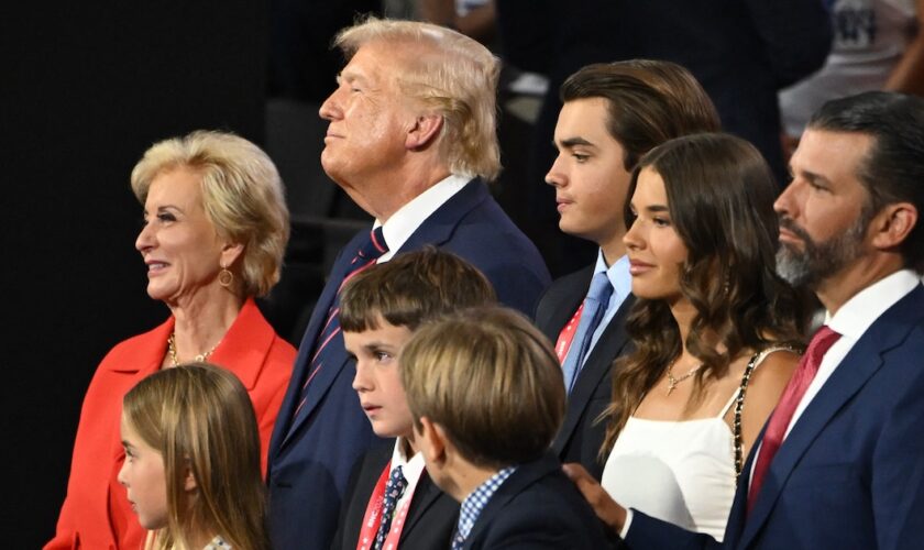 Donald Trump n’avance pas seul dans sa campagne. Sa famille, devenue presque aussi célèbre que lui, est bien présente pour l’épauler dans sa course à la Maison-Blanche.