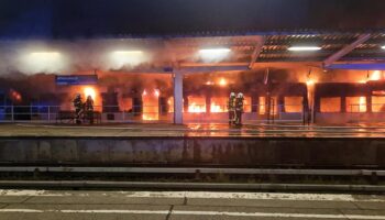 Zug steht an Berliner Bahnhof in Flammen