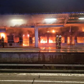 Zug steht an Berliner Bahnhof in Flammen