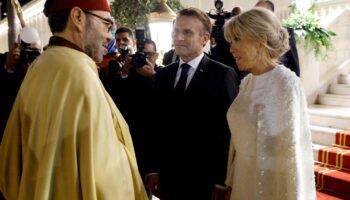 Macron applaudi au Parlement marocain : “La France a presque tout repris” à l’Espagne