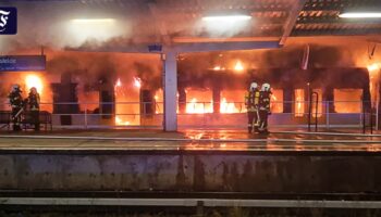 Berlin: Zug brennt lichterloh in S-Bahnhof