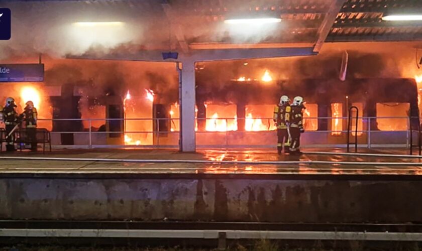 Berlin: Zug brennt lichterloh in S-Bahnhof