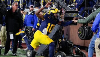 Michigan's trick play fails miserably; backup quarterback gets leveled by television camera